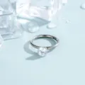 Orecchino a cerchio in titanio F136 con un brillante zircone cubico trasparente da 4mm - 10mm / Bianco