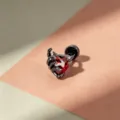 Pendiente gótico de garra negra con una vibrante piedra roja en forma de corazón - Estilo de Garra Derecha (A1303) / 1 Pieza Barra de Acero Inoxidable