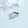 Orecchino a cerchio clicker in titanio F136 con brillante pietra zircone viola 4mm - 8mm / Blu viola