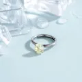 Professioneller F136 Titan-Clicker-Ohrring mit einem 4 mm champagnerfarbenen Zirkonia-Stein - 8mm / Gansgelb