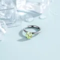 Titanklikker-Segmentring für Ohrpiercing mit funkelndem 4mm hellgrünem Zirkon - 8mm / Obstgrün