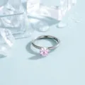 F136 Titan Nasenring mit rosa Zirkonia auf hellblauem Hintergrund mit Eiswürfeln - 10mm / Hellrosa