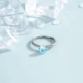 F136 Titanlegierung Clicker-Ohrring mit einem 4mm hellblauen runden Zirkonia-Stein - 10mm / Hellseeblau