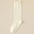 Damen Bambusfaser Socken mit Rollbund, atmungsaktives dünnes einfarbiges Design. - Weiß