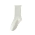 Bequeme Damen Baumwoll Socken in Cremefarben, weicher Rippstrick und atmungsaktive Passform. - Weiß
