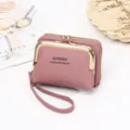 Vista dettagliata del portafoglio in pelle rosa con chiusura a scatto - rosa scuro