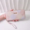 Elegante portafoglio lungo da donna con motivo patchwork pastello e cinturino - Viola chiaro