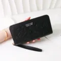 Elegante portafoglio lungo nero goffrato da donna con doppia cerniera e cinturino - Nero