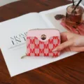 Kompaktes rosa-rotes Damenportemonnaie mit 'M'-Monogramm und Gold-Reißverschluss - Rosa