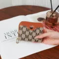 Elegante Damen-Kurzbrieftasche mit Monogramm, braunem Lederbesatz und Reißverschluss - Braun