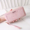 Lange Damen-Geldbörse in Pink mit geprägtem Schmetterlingsmuster und Handgelenkschlaufe - Rosa