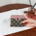 Kleine rosa karierte Damen-Geldbörse mit Reißverschluss und goldenem M-Logo - Lila