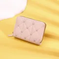 Gros plan d'un élégant porte-cartes rose pour femmes avec motif matelassé cœur et fermeture éclair - Rose Clair