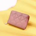 Vue détaillée d'un porte-cartes matelassé rose pour femme avec broderie cœur et zip doré - Rose foncé