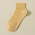 Reine Baumwoll-Damen-Socken in Bonbon-Gelb, knöchelhoch mit klassischem Ripp-Design. - R86 (Einheitsgröße 34-39) / R86 Hellgelb