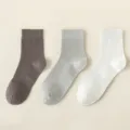Chaussettes crew en modal pour homme en gris, marron et blanc. Modèle fin et respirant. - M90 (taille unique 39-45) / M90 Gris foncé + Gris clair + Blanc