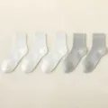 Chaussettes mi-hautes uni en modal pour homme en blanc et gris, respirantes et fines d'été. - M90 (taille unique 39-45) / M90 blanc (3 paires) + gris clair (2 paires)