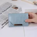 Petit portefeuille bleu clair pour femme à motif crocodile, cuir PU à trois volets - Bleu