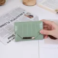 Portefeuille vert clair motif crocodile pour femme avec élégant accent en métal doré - Vert