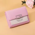 Nahaufnahme des rosa-cremefarbenen Mini-Portemonnaies für Damen mit Metallschließe - Hellviolett