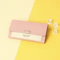 Nahaufnahme der eleganten rosa minimalistischen dreifach gefalteten langen Geldbörse - Langer Stil / Rosa