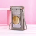 Gros plan du sac de téléphone taupe avec fenêtre tactile transparente et fermeture éclair. - Gris
