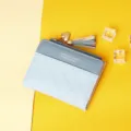 Detailansicht der hellblauen Damen-Patchwork-Brieftasche mit Quaste und Herzanhänger - Blau