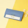 Elegante blau-beige dreifach faltbare Damen Geldbörse mit minimalistischem Aufdruck. - Langer Stil / Himmelblau