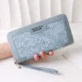 Elegante portafoglio lungo da donna con rilievo vintage azzurro e cinturino da polso - Blu