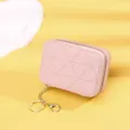 Detailansicht der rosa gesteppten Mini-Lippenstifttasche mit goldenem Schlüsselanhänger - Rosa