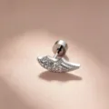 Einzigartiger flügelförmiger Titan-Piercingohrring mit Mikro-Zirkonia in Silber-Finish - A1318-1# Linke Seite Weiß (Außengewinde Edelstahlstange Einzelstück)