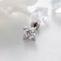 Élégante puce d'oreille fleur en titane argenté avec zircone et fermoir à vis - Spirale Externe en Acier Inoxydable - Blanc