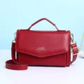 Stijlvolle rode crossbody tas in Koreaanse stijl met handvat en gouden accenten - Rood