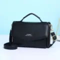 Klassieke zwarte lederen crossbody tas voor dames met elegante gouden details - Zwart