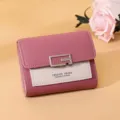 Detailaufnahme eines stilvollen rosa und cremefarbenen Mini-Portemonnaies mit G-Schnalle - Dunkelrosa