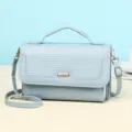 Elegante hellblaue strukturierte Damen-Umhängetasche mit Tragegriff und goldfarbenem Dekor - 20x7x12cm / Blau