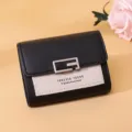 Detailansicht eines schwarz-beigen Damen-Portemonnaies mit eleganter G-Metallschnalle - Schwarz