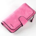 Gros plan sur un portefeuille long en simili cuir rose mat avec fermeture à boucle - Style Long / Rose rouge