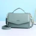 Minimalistische lichtblauwe crossbody telefoontas met handvat en gouden metalen accenten - Groen