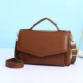 Elegante bruine crossbody tas van kunstleer met handvat en gouden accenten. - Bruin