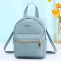 Elegante mini zaino celeste in pelle martellata con cerniere dorate e tasca frontale - Blu