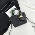 Elegante borsa a secchiello in pelle PU nera con trama a serpente e ciondolo a forma di cuore - Nero
