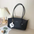 Schicke schwarze PU-Leder Pendlertasche mit flauschigem Monster-Anhänger für Damen - Schwarz