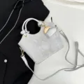 Elegante borsa a mano argento in PU motivo coccodrillo con ciondolo a cuore e tracolla. - Bianco