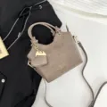 Elegante taupefarbene Damen-Eimertasche mit Krokodilprägung, Herzanhänger und Gurt - Grau