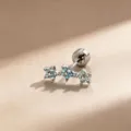 Prachtig titanium oorknopje met drie bloemen en lichtblauwe zirkonia steentjes bezet - A1219-3# Lichtzeeblauw (Buitendraad Roestvrijstalen Staaf Enkel)