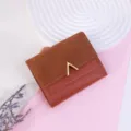 Cartera vintage marrón para mujer, de tres pliegues, en cuero PU esmerilado con logo V - Marrón