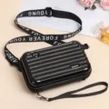 Modische schwarze PC-Hartschalen-Umhängetasche im Minikoffer-Design mit breitem Gurt - Schwarz