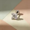 Boucle d'oreille fleur exquise en titane avec zircons et fermoir à vis pour piercing argenté - Spirale Externe en Alliage de Titane - Blanc