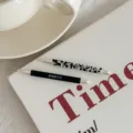 Κοντινό πλάνο από μινιμαλιστικά κλιπ μαλλιών από οξική κυτταρίνη σε μαύρο και λεοπάρ - Εξαιρετική Συσκευασία / Σετ 2 τεμαχίων / Μαύρες Λευκές Βούλες + Μαύρο